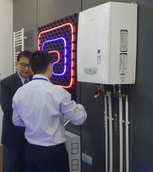 15447068049274.png 港華燃氣業(yè)務(wù)人員為參觀者講解艾萊卡冷凝壁掛爐技術(shù)特點.png