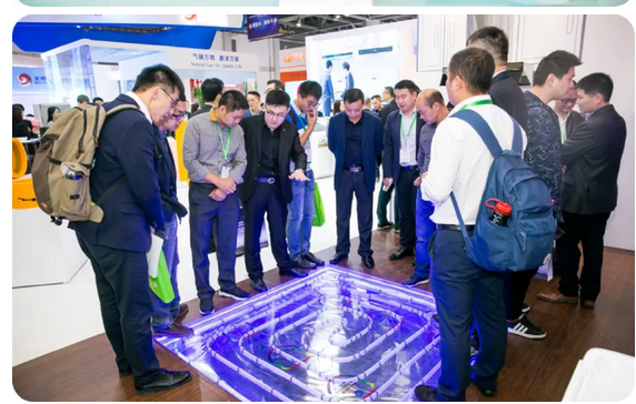 15447071577044.png 眾多參觀者對艾萊卡冷凝壁掛爐配地暖系統(tǒng)這種最佳設(shè)計饒有興致.png