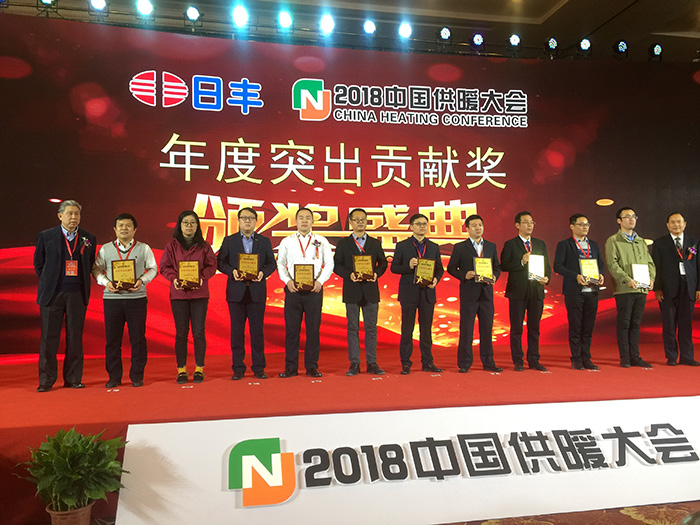 15483216691713.jpg 宮總(左二)代表艾萊卡上臺領獎.jpg